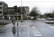 117729 Gezicht op de oversteekplaats voor voetgangers in de Beneluxlaan te Utrecht, ter hoogte van de kruising met de ...